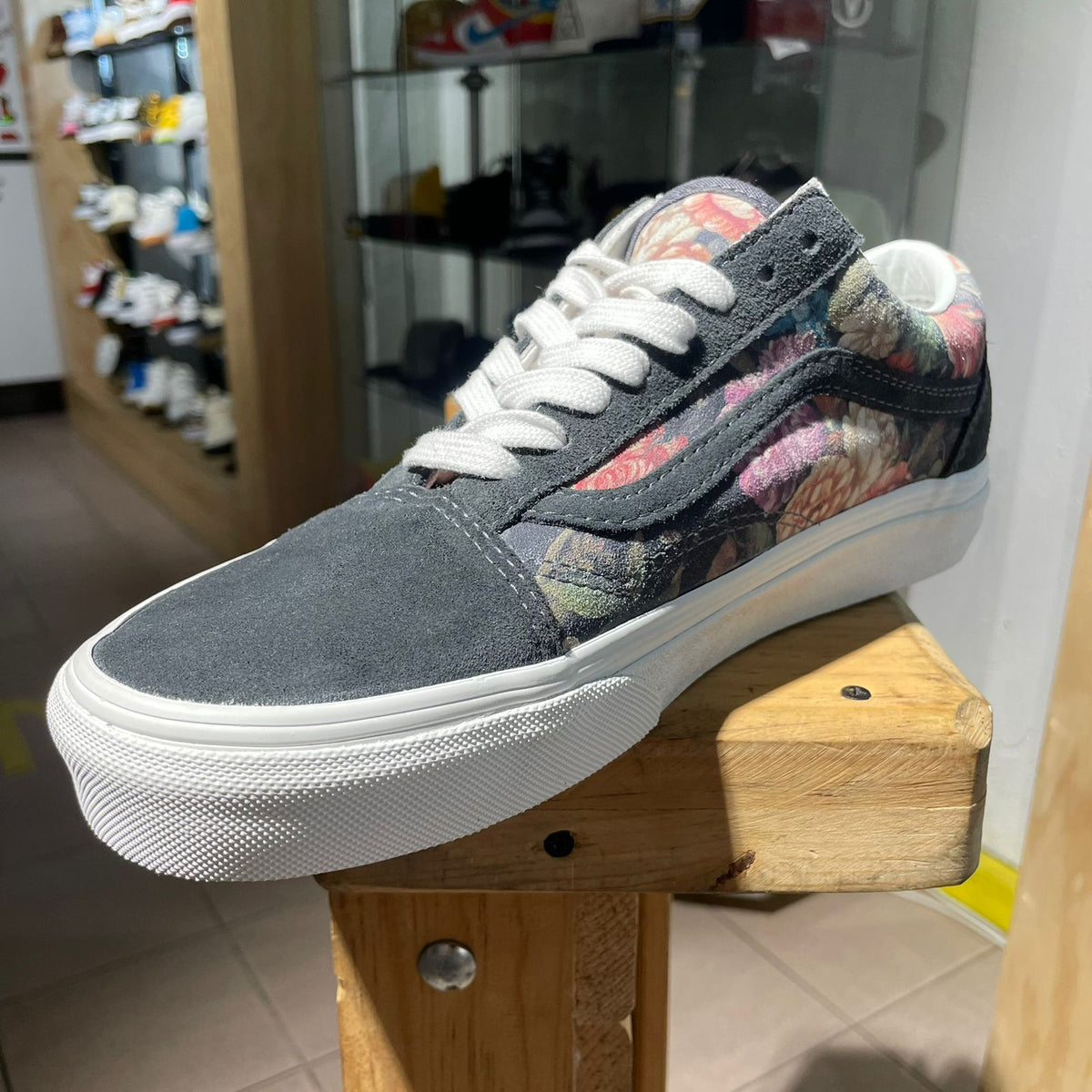 Vans old skool preto hot sale rosas